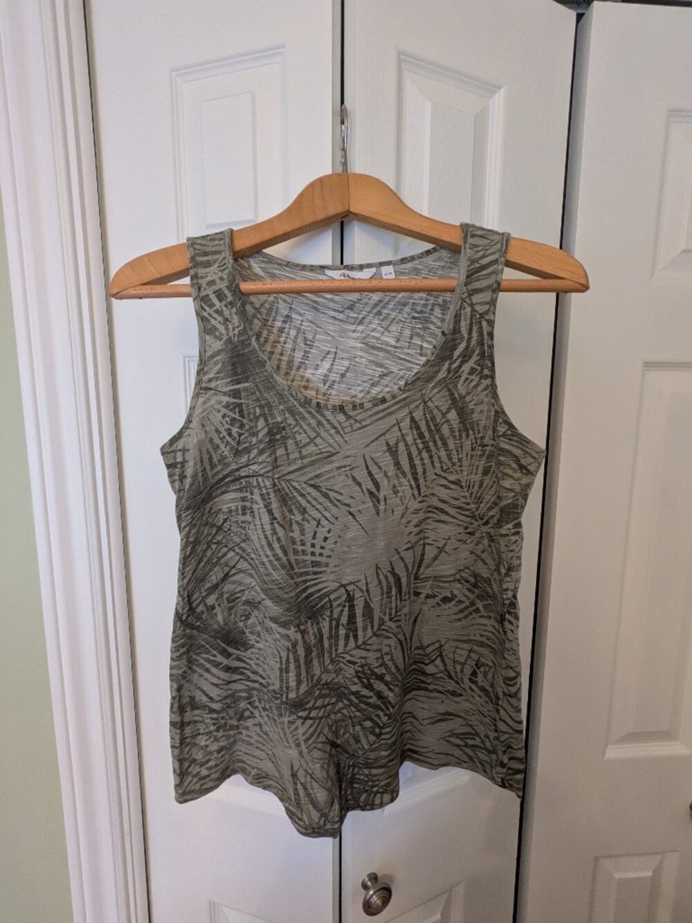 Reitmans Leaf Motif Tank